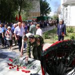 Возложение цветов на митинге, посвященном 30-ой годовщине начала вывода советских войск из Афганистана